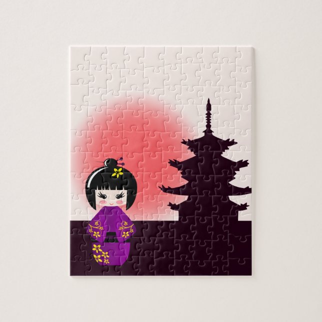 Japanische kokeshi Puppe am Tempel während des (Vertikal)