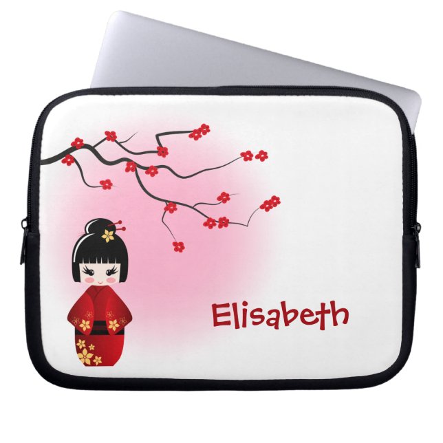 Japanische Kokeshi-Puppe bei Sakura-Blüten Laptopschutzhülle (Vorderseite)
