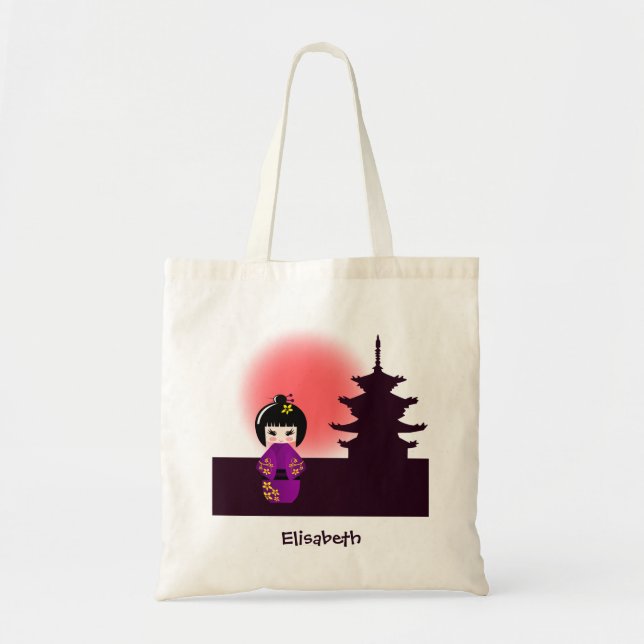 Japanische Kokeshi-Puppe im Tempel bei Sonnenunter Tragetasche (Vorne)