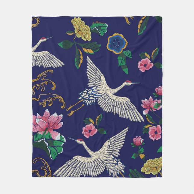 Japanische Krane, Wellen und Blume. Stickereierkra Fleecedecke (Vorderseite)