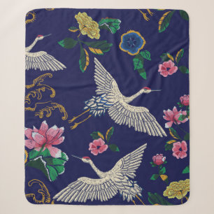 Japanische Krane, Wellen und Blume. Stickereierkra Sherpadecke