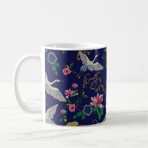 Japanische Kraniche, Wellen und Blumen. Stickerei- Kaffeetasse