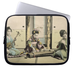 Japanische Mädchen, welche die Flöte, "den Koto" Laptopschutzhülle
