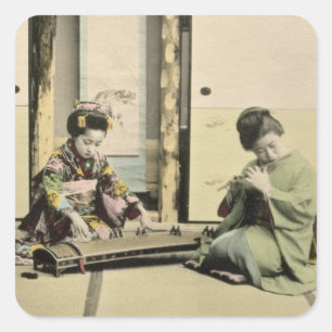 Japanische Mädchen, welche die Flöte, "den Koto" Quadratischer Aufkleber