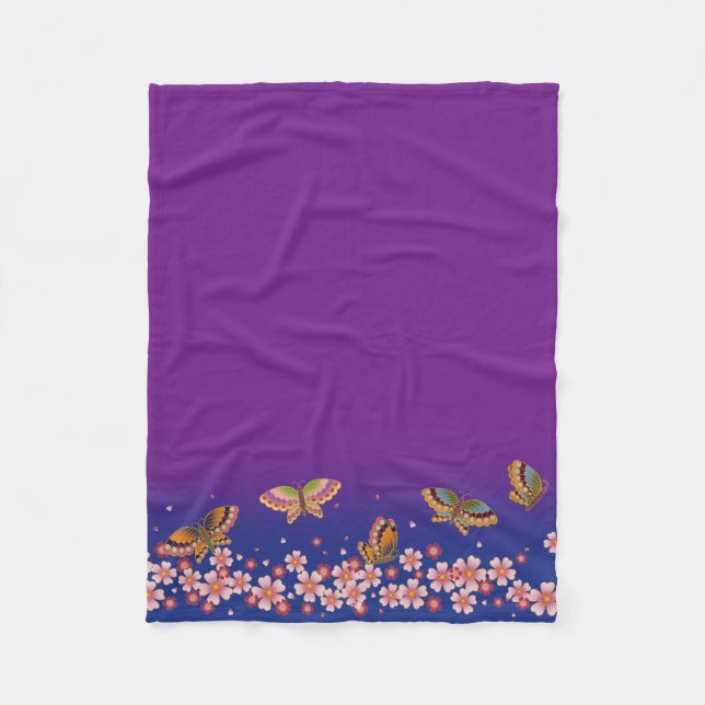 Japanische Schmetterlinge Amid Sakura Blüten Lila Fleecedecke (Vorderseite)