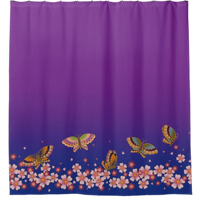 Japanische Schmetterlinge mitten in Sakura blühen  Duschvorhang (Vorderseite)