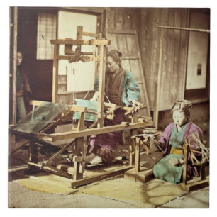 Japanische spinnende Frauen, c.1890 (Hand-farbiges Fliese