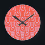 Japanische Wave Seigaiha Pattern Rosa Runde Wanduhr<br><div class="desc">Japanisches Wave Seigaiha Muster - Rosa und Rot.</div>