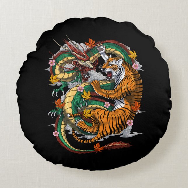 Japanischer Drache Tiger Battle Rundes Kissen (Vorderseite)