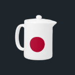 Japanischer Flaggenteapot<br><div class="desc">Fügen Sie Ihrer Teesammlung eine Touch japanischen Stolzes hinzu mit unserem exklusiven Teekessel mit japanischer Flagge! Dieser Teekessel mit viel Liebe zum Detail ist mehr als nur ein funktioneller Gegenstand, er ist eine Feier des kulturellen Erbes und des eleganten Designs. Die auffallende Bildsprache zeigt die ikonische japanische Fahne, was diesen...</div>