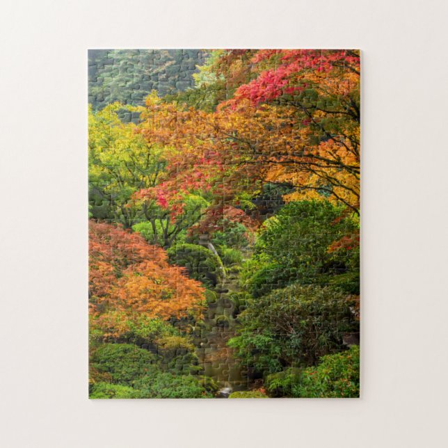 Japanischer Garten im Herbst in Portland, Oregon 2 (Vertikal)