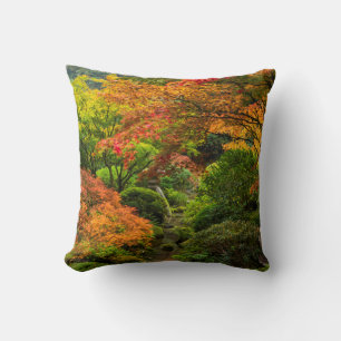Japanischer Garten im Herbst in Portland, Oregon 2 Kissen