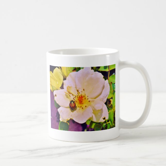 Japanischer Käfer auf White Rose Kaffeetasse (Rechts)