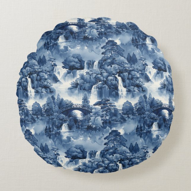 Japanischer Wassergarten in einem blauen weißen Po Rundes Kissen (Vorderseite)