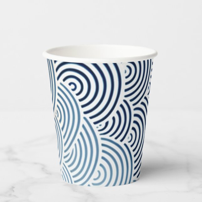 japanisches Design mit Meereswellen-Blau und Weiß Pappbecher (Vorderseite)
