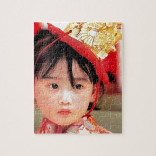 Japanisches kleines Mädchen, das einen Kimono träg