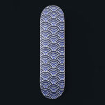 Japanisches Seigaiha Waves Pattern Skateboard<br><div class="desc">Japanisches Seigaiha Waves Musterskateboard. Seigaiha bedeutet wörtlich "blaues Meer und Wellen". Es diente dazu,  Meere und Ozeane auf Karten zu veranschaulichen. Das Wasser und die Wellen symbolisieren auch Power und Widerstand,  Schlüsselelemente der japanischen Kultur. Wählen Sie den Decktyp aus dem Menü Optionen aus.</div>