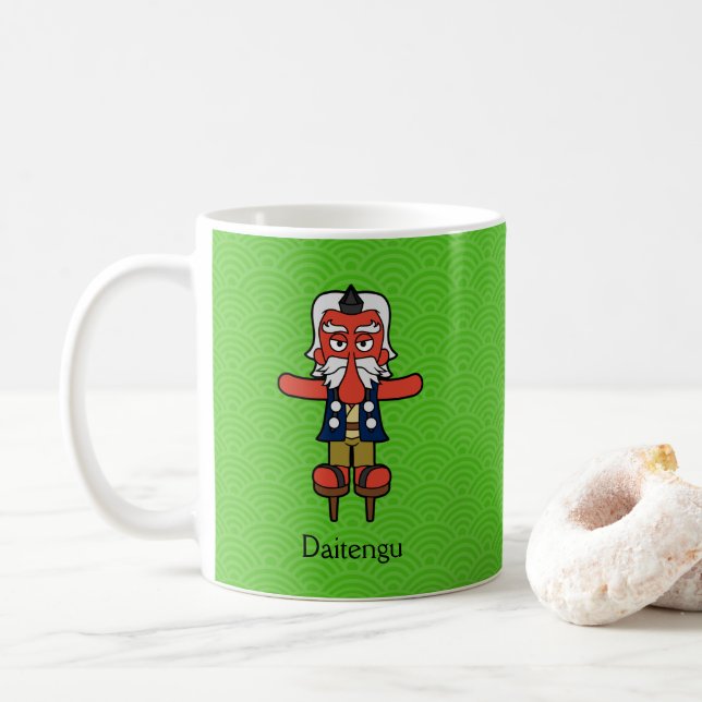 Japans großer Tengu-Krieger: Cartoon Yokai Kaffeetasse (Mit Donut)
