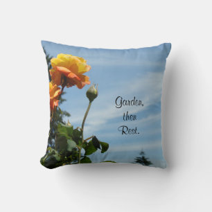 Jardin puis Repos. Coussin Orange Rose Fleur