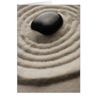 jardin zen avec détail de galets sur sable râpé