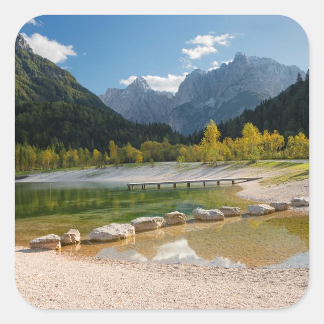 Jasna-See in den slowenischen Alpen im Herbst Quadratischer Aufkleber (Vorderseite)