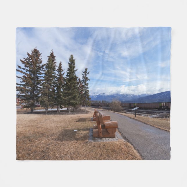 Jasper Alberta Aussicht auf Züge und Berge Fleecedecke (Vorderseite (Horizontal))
