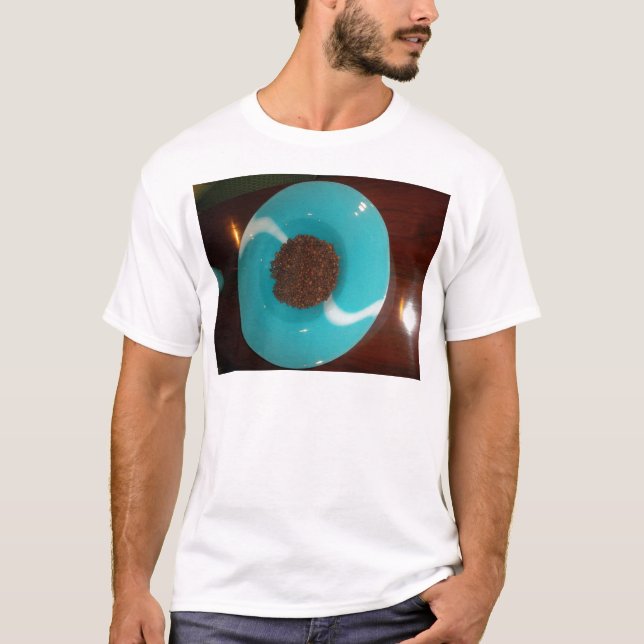 Java Vibes: Kaffeebohnen und Cyan Blue Bowl Art T-Shirt (Vorderseite)