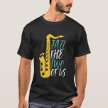 Jazz die beiden sonnigen Musikpistolen von uns T-Shirt<br><div class="desc">Jazz die beiden lustigen Saxophonspieler von uns. Vintages Retro-Orchester und Jazzmusikfan-Design für die, die das Messinginstrument in einer Musikband oder Symphonie spielen. Coole klassische Jazzmusikartikel für Saxophonisten, Musiker und Künstler. Ideal für Saxophonlehrer, Orchesterfans und diejenigen, die Saxophon und Liebe spielen Liebe haben. Große Souvenirs, Weihnachtsgeschenk und Geburtstagsgeschenk für Familien und...</div>