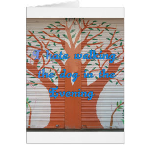 Je déteste marcher le chien le soir.