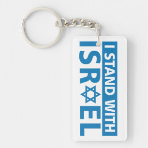 Je me tiens avec le chapeau de camion israélien