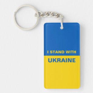 Je me tiens avec le drapeau ukrainien de l'Ukraine
