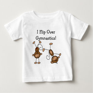 Je renverse au-dessus des T-shirts et des cadeaux
