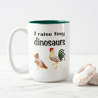 Je soulève la tasse minuscule de dinosaures