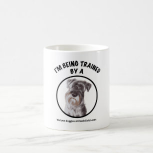 Je suis entraîné par une mug Schnauzer