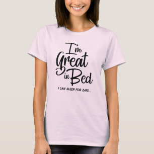 Je suis grand dans le T-shirt de lit