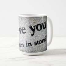 Je t'aime tasse de café, écrite dans la pierre