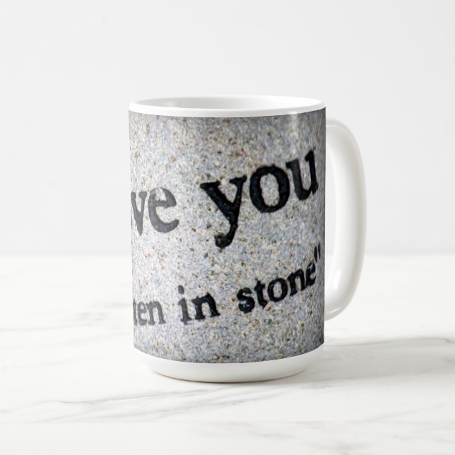 Je t'aime tasse de café, écrite dans la pierre (Devant droit)