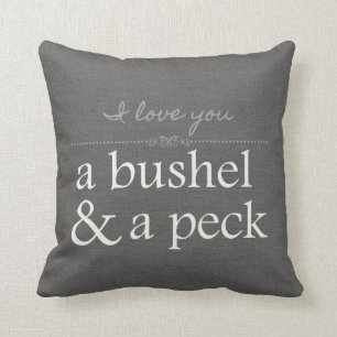 Je t'aime un boisseau et un coussin gris de