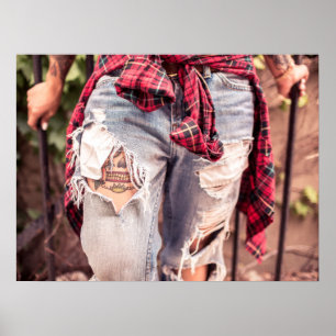 Jeans déchirés et affiche de tatouage