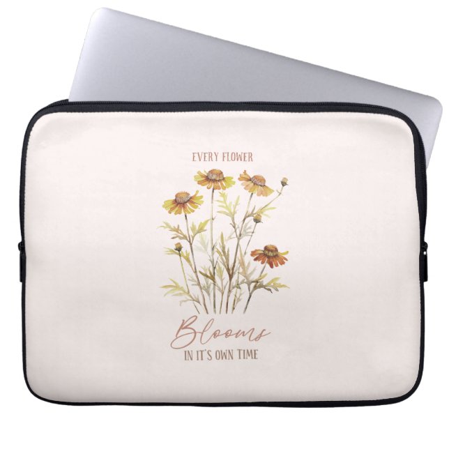 Jede Blume blüht in ihrer eigenen Zeit - rustikale Laptopschutzhülle (Vorderseite)