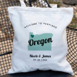 Jede Color Oregon Map Wedding Welcome Bag Tasche, Tragetasche<br><div class="desc">Hochzeitswochenende Begrüßungsgeschenk-Tasche für Gäste aus der Stadt zu Ihrer Hochzeit, mit dem Bild von Oregon. Sie können die Farben für jeden Teil dieses Designs bearbeiten und das Herz an den Ort Ihrer Hochzeit bringen. Klicken Sie zum Ändern der Farben auf Personalisieren und dann auf "Bearbeiten mit dem Entwurfstool". Wählen Sie...</div>
