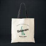 Jede Farbe Delaware Karte Hochzeitungs-Begrüßungst Tragetasche<br><div class="desc">Hochzeitswochenende Begrüßungsgeschenk-Tasche für Gäste aus der Stadt zu Ihrer Hochzeit, mit dem Bild von Delaware. Sie können die Farben für jeden Teil dieses Designs bearbeiten und das Herz an den Ort Ihrer Hochzeit bringen. Klicken Sie zum Ändern der Farben auf Personalisieren und dann auf "Bearbeiten mit dem Entwurfstool". Wählen Sie...</div>