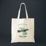 Jede Farbe Michigan Karte Hochzeitungs-Begrüßungst Tragetasche<br><div class="desc">Hochzeitswochenende Begrüßungsgeschenk-Tasche für Gäste aus der Stadt, um Ihre Hochzeit, mit dem Bild von Michigan. Sie können die Farben für jeden Teil dieses Designs bearbeiten und das Herz an den Ort Ihrer Hochzeit bringen. Klicken Sie zum Ändern der Farben auf Personalisieren und dann auf "Bearbeiten mit dem Entwurfstool". Wählen Sie...</div>