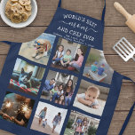 Jede Texfoollage Beste Mama Navy Blue & White Schürze<br><div class="desc">Feiern Sie die schlichten Freuden von Familie und Enkelkindern mit einer eleganten, individuellen Foto-Collage blau-weiß-Schürze. Bilder und Text sind einfach zu verändern. Zitat, dass "Weltbeste Mama und Koch je Wir Liebe Sie" kann personalisiert sein für Mama, Mama, Oma, Nana, Grammy, Granny, Gigi, Tante, etc. (IMAGE PLACEMENT TIP: Eine einfache Möglichkeit,...</div>