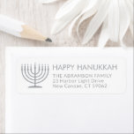 Jede Text Menorah White Hanukkah Rücksendeadresse<br><div class="desc">Fügen Sie die perfekte Hanukkah Kartenbearbeitung Touch mit diesen eleganten Rücksendeadressen-Aufklebern in Weiß und Grau hinzu. Jeder Text kann leicht mit jedem Gruß, Namen und jede Adresse angepasst werden. Das Design besticht durch eine einfache Menorah mit hellen Kerzen und eine schicke, moderne Typografie. Happy Hanukka!</div>