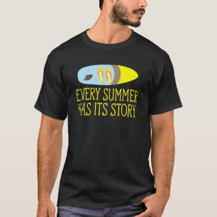 Jeden Sommer gibt es ein Surfbrett mit Story Beach T-Shirt