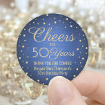 JEDER Geburtstag Cheers Brushed Blue und Gold Conf Runder Aufkleber<br><div class="desc">Fügen Sie eine personalisierte Touch zum Geburtstagsparty Dankeschön Noten oder Favoriten mit diesen blauen und goldenen Rundkleber / Umschlag Aufkleber. Dieses Template ist für einen 50. Geburtstag Set, aber es ist einfach, um ein anderes Jahr oder eine Veranstaltung, wie zum Beispiel ein Jubiläum, anzupassen. Design-Features Folie sehen Konfetti-Punkte auf einem...</div>
