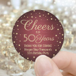 JEDER Geburtstag Cheers Brushed Burgundy Gold Conf Runder Aufkleber<br><div class="desc">Fügen Sie eine personalisierte Touch zum Geburtstagsparty Dankeschön Noten oder Favoriten mit diesen bordeauxroten und goldenen Rundklebern / Umschlag Aufklebern. Dieses Template ist für einen 50. Geburtstag Set, aber es ist einfach, um ein anderes Jahr oder eine Veranstaltung, wie zum Beispiel ein Jubiläum, anzupassen. Design-Features Folie sehen Konfetti-Punkte auf einem...</div>
