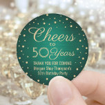 JEDER Geburtstag Cheers Brushed Green & Gold Confe Runder Aufkleber<br><div class="desc">Fügen Sie eine personalisierte Touch zum Geburtstagsparty Dankeschön Noten oder Favoriten mit diesen grünen und goldenen Rundklebern / Umschlag Aufklebern. Dieses Template ist für einen 50. Geburtstag Set, aber es ist einfach, um ein anderes Jahr oder eine Veranstaltung, wie zum Beispiel ein Jubiläum, anzupassen. Design-Features Folie sehen Konfetti-Punkte auf einem...</div>
