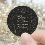 JEDER Geburtstag Cheers Eleganter Black and Gold G Runder Aufkleber<br><div class="desc">Fügen Sie den Geburtstagsfeiereinladungen eine personalisierte Touch hinzu und genießen Sie diese stilvollen Rot- und Goldaufkleber / Umschlag Aufkleber. Diese Vorlage ist für einen 50. Geburtstag Set, aber ist einfach zu einem anderen Jahr oder Ereignis, wie eine Pensionierung anpassen. Das Design bietet glitzernde Folie in Konfetti-Punkten und Skriptkalligraphie-bearbeitbare "Cheers to...</div>